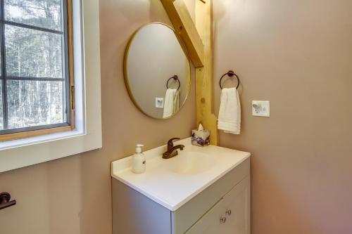 een badkamer met een wastafel en een spiegel bij Cozy Camden Cottage with Fire Pit and Trail Access in Camden