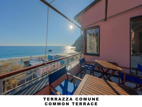 einen Balkon eines Hauses mit Meerblick in der Unterkunft Affittacamere Lo Scoglio (Guesthouse) in Monterosso al Mare