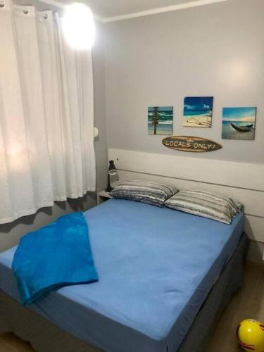 1 dormitorio con 1 cama azul en una habitación en Casa Hermosa, en Xangri-lá