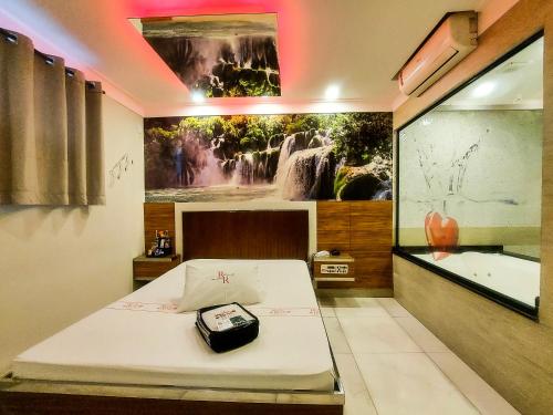 Bett in einem Zimmer mit in der Unterkunft Red Rose Motel & hotel in Franco da Rocha