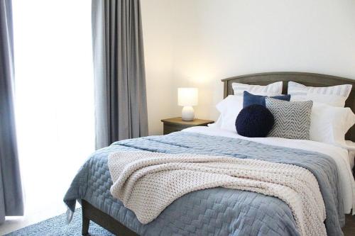 a bedroom with a bed with a blue blanket and pillows at Luxury Home + 20 amenidades in San Miguel de Allende