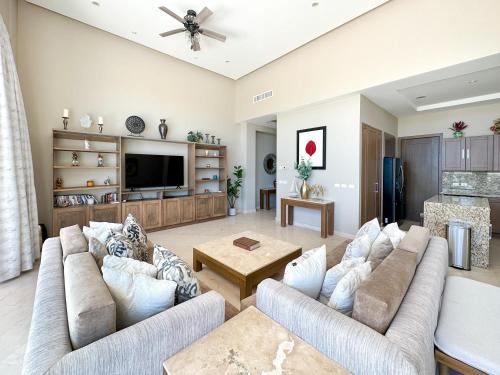 Splash into Style Ground Floor Poolside Condo – Photos 4