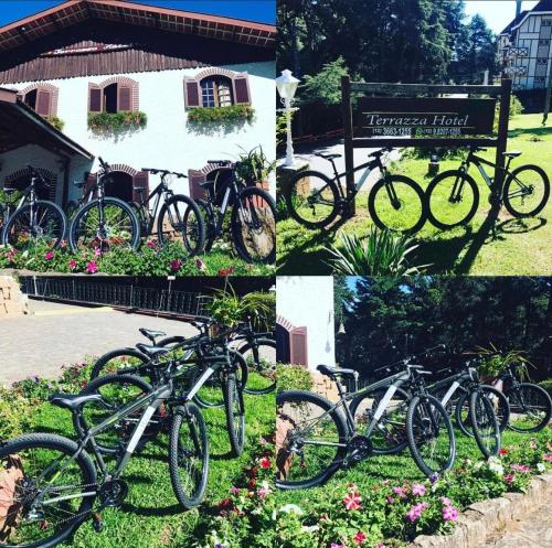 a group of bikes parked in front of a building at Chalé Terrazza in Campos do Jordão