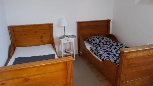 een slaapkamer met 2 bedden en een nachtkastje bij Wohnen auf dem Bauernhof in Laatzen
