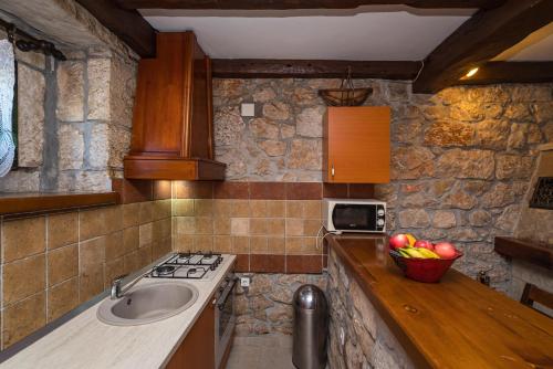 Una cocina o zona de cocina en CROATIAN STONE GEM