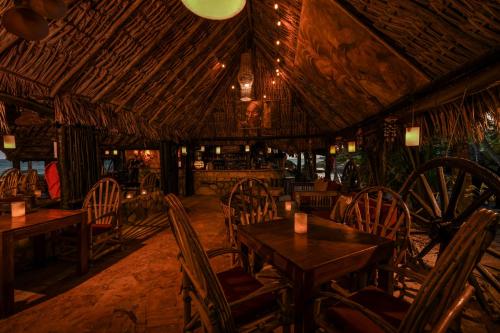 uma sala de jantar com mesas e cadeiras num restaurante em Diamante K - Inside Tulum National Park em Tulum