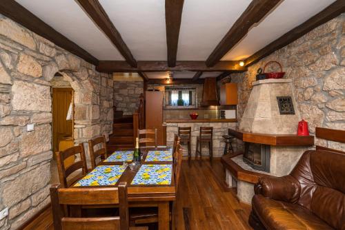 波塞達列的住宿－CROATIAN STONE GEM，客厅配有桌子和壁炉