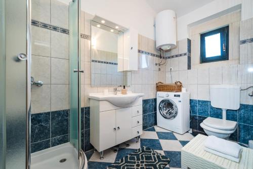 波塞達列的住宿－CROATIAN STONE GEM，一间带水槽、卫生间和淋浴的浴室