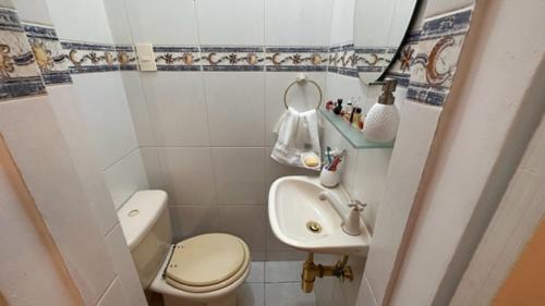 een kleine badkamer met toilet en wastafel bij Praia de Ipanema in Rio de Janeiro