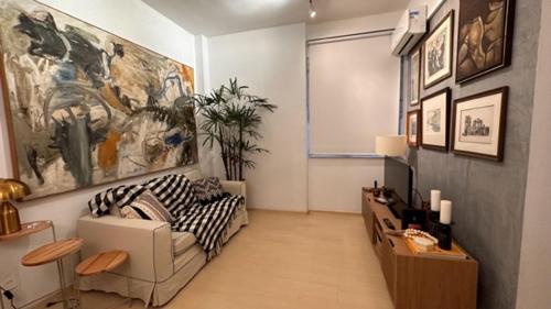 een woonkamer met een bank en een kaart aan de muur bij Praia de Ipanema in Rio de Janeiro