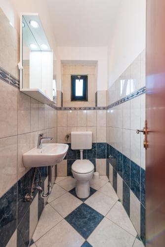 Un baño de CROATIAN STONE GEM