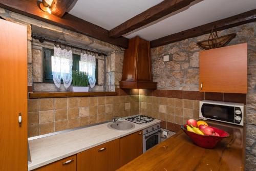 Una cocina o zona de cocina en CROATIAN STONE GEM