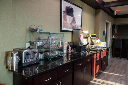a kitchen counter with a fish tank on it at Cobblestone Inn & Suites -Springfield in Springfield