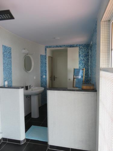 bagno con lavandino e specchio di Villa Cedros a Santa Cruz das Flores