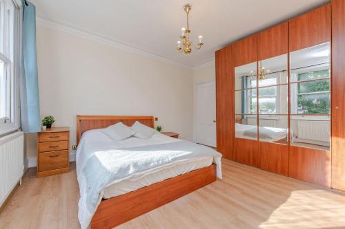 Postel nebo postele na pokoji v ubytování Luxury 2 Bedroom Apartment near Notting Hill