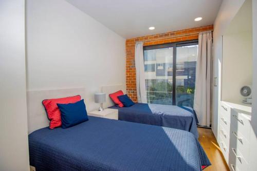 Un pat sau paturi într-o cameră la ¡Nuevo! Bamboo & ROCK (WTC & City Views)