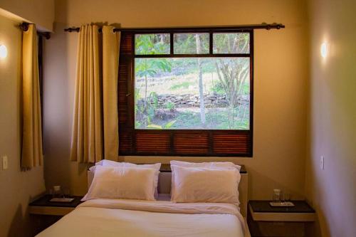 1 dormitorio con ventana grande y cama en Casa de Lujo con piscina privada - La Mesa Cundinamarca, en La Mesa