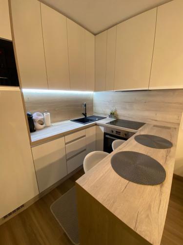 Kuchyň nebo kuchyňský kout v ubytování Moderný apartmán s výhľadom na Vysoké Tatry