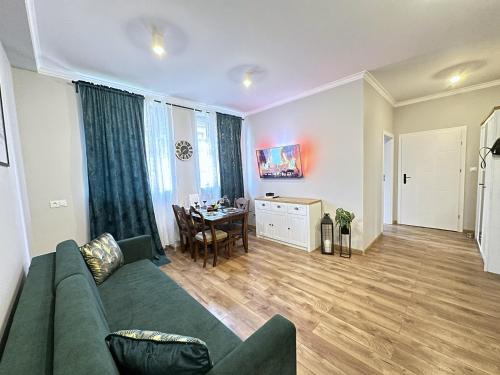 un soggiorno con un divano e un tavolo di Starovka Apartament a Elblag