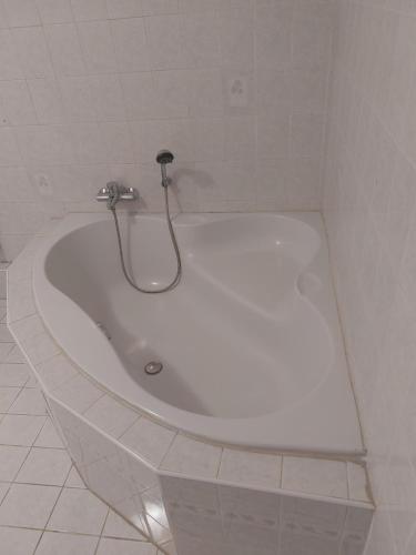 La salle de bains est pourvue d'une baignoire avec un robinet. dans l'établissement La Table du Pic, à Montverdun