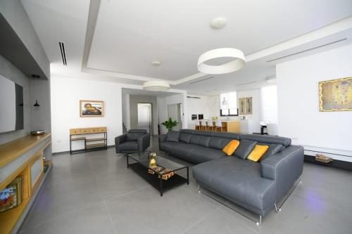 אזור ישיבה ב-New 430m Luxury Best Top Class 8-Bdr Exclusive Villa HEATED Pool Jucuzzi Sauna רק למשפחות !!!