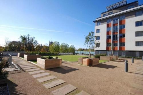 un edificio con un parque frente a un edificio en Modern 2 Bed Apartment Next To Station + Parking en Beckenham