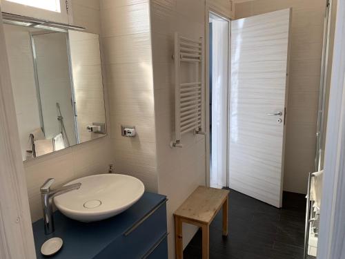 une salle de bain avec un lavabo et un miroir dans l'établissement Il Poli, à Portici