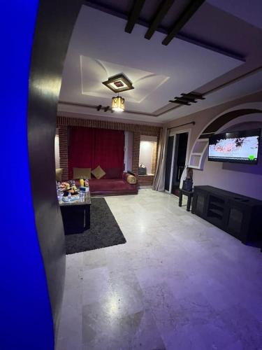 Il comprend un salon doté d'un canapé et d'une télévision à écran plat. dans l'établissement marina agadir, à Agadir