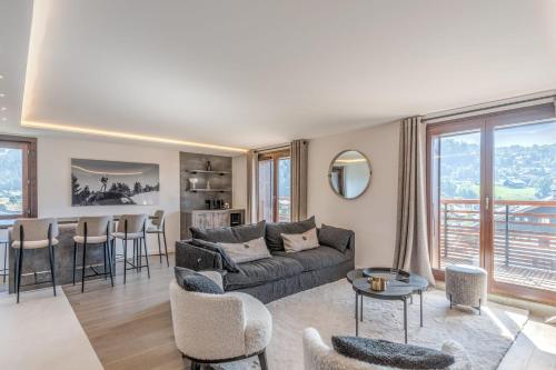 Appartement Geneva - Welkeys في Demi-Quartier: غرفة معيشة مع أريكة وطاولة