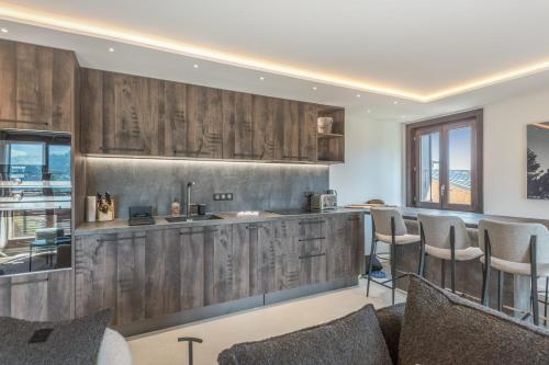 une cuisine avec des placards en bois et un comptoir dans l'établissement Appartement Geneva - Welkeys, à Demi-Quartier