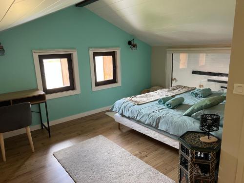 1 dormitorio con 1 cama con paredes azules y escritorio en Duplex 3 chambres Vue Mont-Blanc, en Domancy
