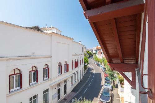 - un balcon offrant une vue sur la rue dans l'établissement Studio Tercio - Welkeys, à Biarritz