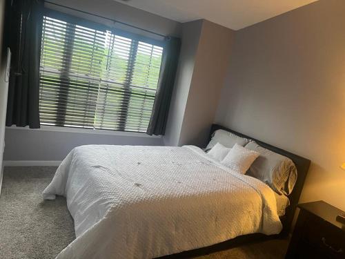 Una cama o camas en una habitación de Beautiful 3-bed home