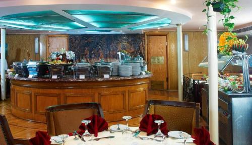 comedor con mesa y bar en Upper Sky Tours 5 Stars Nile Cruises Sailing From Luxor To Aswan Every Saturday & Monday For 4 Nights - From Aswan Every Wednesday and Friday For Only 3 Nights With All Visits en Luxor