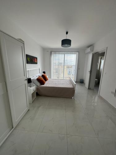 Voodi või voodid majutusasutuse Sliema 2 Bedroom Penthouse toas