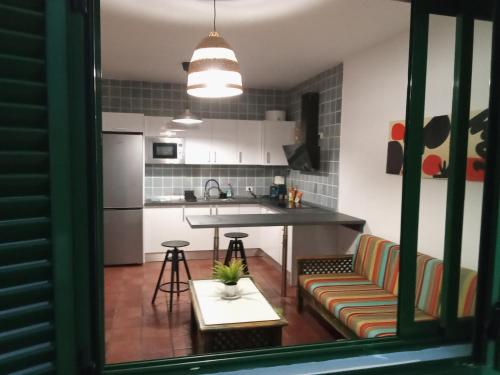 カレタ・デ・ファマラにあるFamarabeachのキッチン、リビングルーム(ソファ、テーブル付)