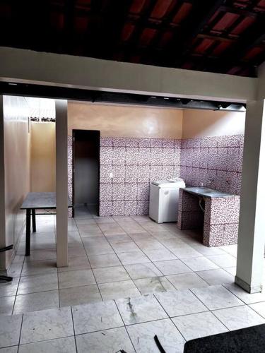 Zimmer mit 2 Tischen und einem Kühlschrank in der Unterkunft Aluga-se casa mobiliada com wifi in Altamira
