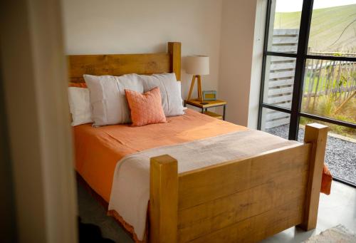 - une chambre avec un lit doté d'une couette en orange et d'une fenêtre dans l'établissement The Grain Store Lewes, à Lewes