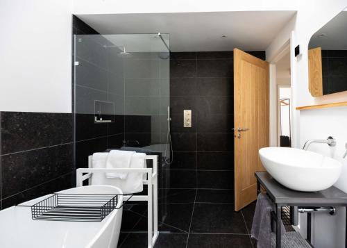 - une salle de bains en noir et blanc avec lavabo et toilettes dans l'établissement The Grain Store Lewes, à Lewes
