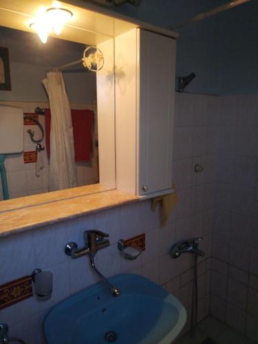 ein Bad mit einem Waschbecken und einem Spiegel in der Unterkunft Vikendica Sibnica in Blace