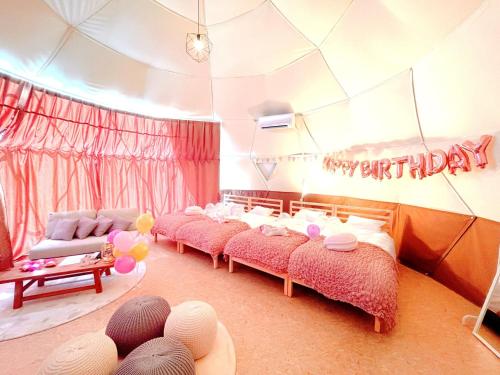 une chambre avec une rangée de lits et un signe d'anniversaire heureux dans l'établissement amazing view room 2 - Vacation STAY 66302v, à Kushima