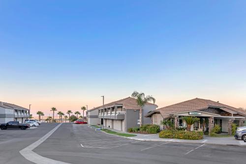 a parking lot with cars parked in front of a motel at Quality Inn Kettleman City near Hwy 41 in Kettleman City