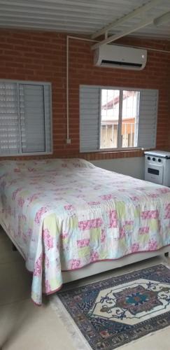 En eller flere senge i et værelse på Quarto aconchegante Barão Geraldo
