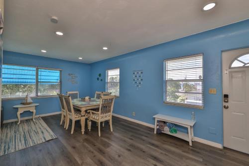 ein Esszimmer mit blauen Wänden sowie einem Tisch und Stühlen in der Unterkunft Lovely vacation home 1 block from beach & downtown Gulfport in St Petersburg