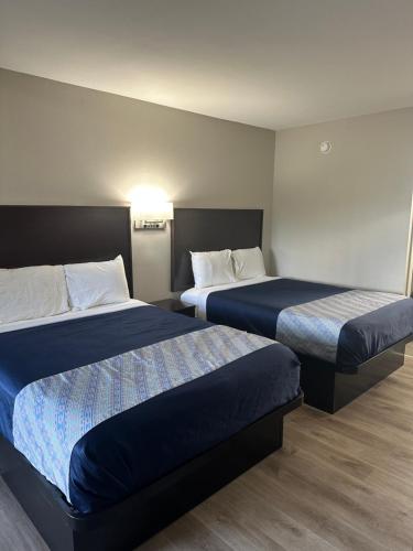 a hotel room with two beds in a room at Oakwood Inn in Oakdale