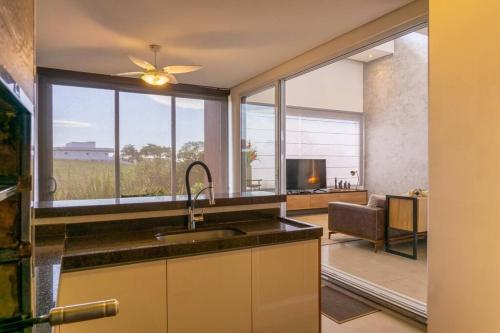 a kitchen with a sink and a large window at Casa alto padrão as margens da represa de Avaré. in Itaí