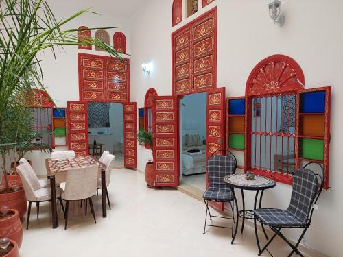 een eetkamer met een tafel en stoelen bij Riad Maya in Rabat