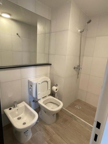 a bathroom with a toilet and a sink at monoambiente rosario zona pichincha in Rosario