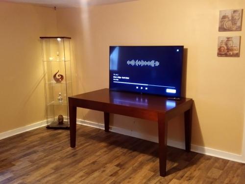 een televisie op een houten tafel in een kamer bij Country Cottage in Kathleen