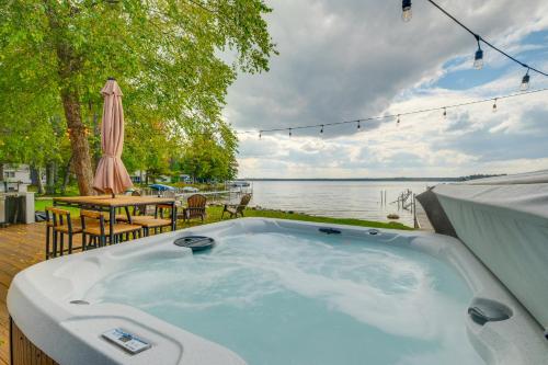 Gallery image of Kalkaska Retreat Private Hot Tub, Dock, Fireplace in Kalkaska